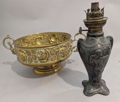 deux vases placés l'un à côté de l'autre