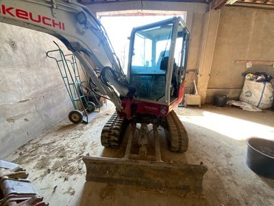 une petite pelleteuse garée dans un garage