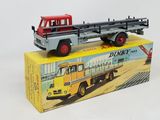 un camion jouet posé sur une boîte