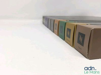 un paquet de cigarettes posé sur une table, sur fond blanc