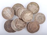 gros plan d'une pile de pièces de monnaie sur une surface blanche