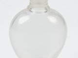 un vase en verre transparent avec un socle transparent sur fond blanc