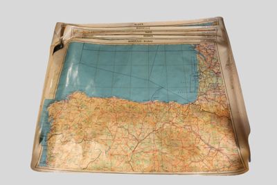 une carte dans une valise posée sur une table