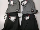 trois paires de pantalons pour homme, noirs et gris, avec leurs étiquettes encore attachées