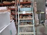 une échelle posée au milieu d'une pièce