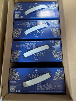 quatre boîtes de brosses à dents bleues et blanches dans un carton