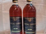 deux bouteilles de vin posées sur une table l'une à côté de l'autre