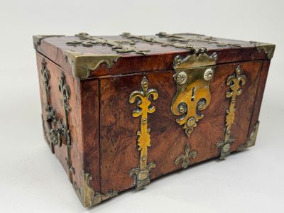 une image représentant une boîte en bois munie d'une serrure