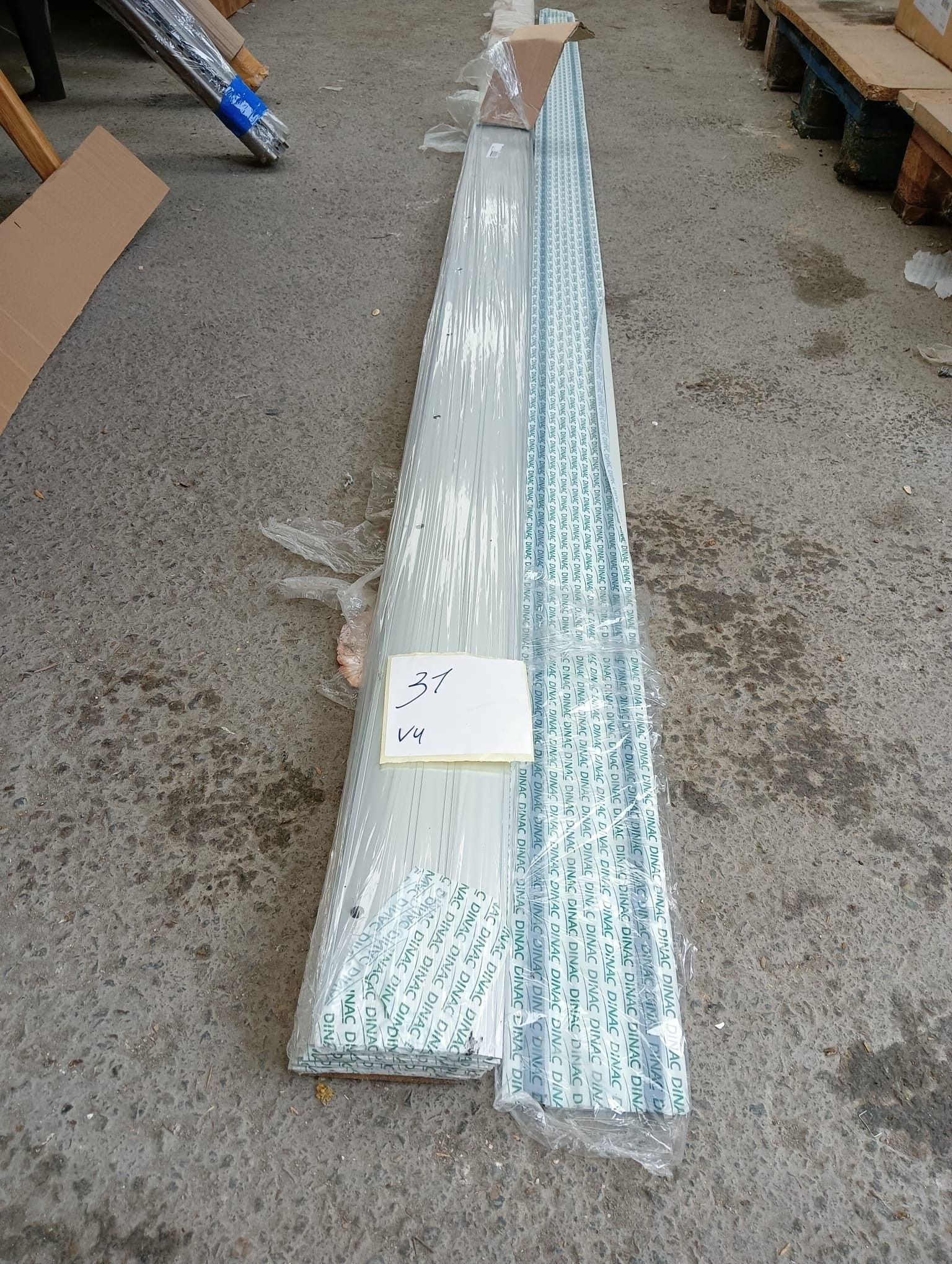 Lot de 8 pièces de profilés DINAC, dimensions 300 × 10 cm pa…