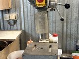 une machine posée sur une table dans une pièce