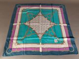 foulard carré en soie bleu et violet orné d'un motif en forme d'étoile