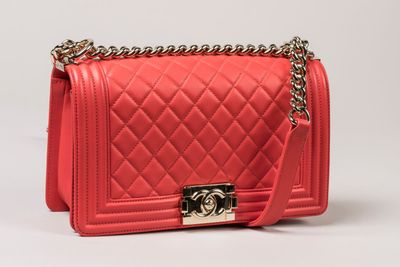 CHANEL - SAC à main modèle "Boy" en cuir de veau matelassé r…