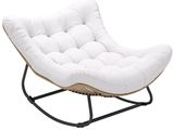 La chaise est blanche et possède une structure en bois.