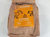 un sac de nourriture posé sur une table