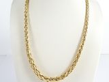 un collier à chaîne en or sur un mannequin mannequin mannequin mannequin mannequin mannequin mannequin mannequin mannequin mannequin