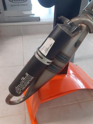 une image représentant un aspirateur est posée sur une boîte orange