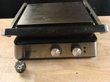 une photo d'un barbecue posé sur une table en bois