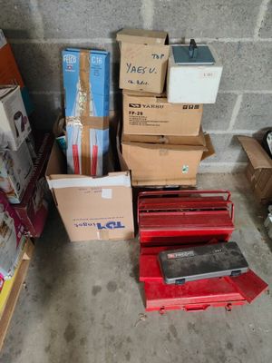 de nombreux cartons posés sur le sol les uns à côté des autres
