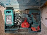 une boîte à outils bleue avec des outils sur le sol