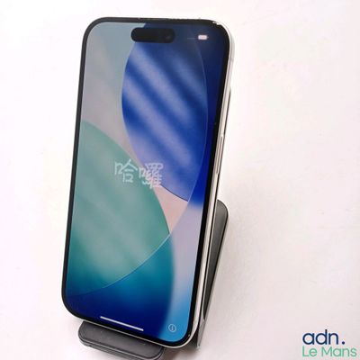 une image montrant un gros plan d'un téléphone portable posé sur un support