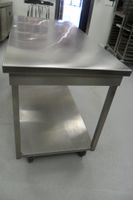 Table rectangulaire en inox à 2 plateaux et roulettes. (photo 2)