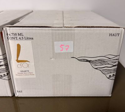 trois boîtes sont empilées sur une table