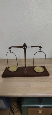 a scale that is sitting on a wooden table