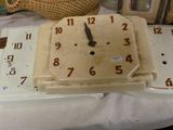 une horloge posée sur une table