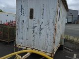 une lance à incendie raccordée à une borne d'incendie dans un parking