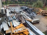 un tas de métal et de bois par terre