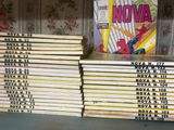 plusieurs livres empilés sur une étagère