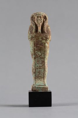 une statue égyptienne antique représentant une femme tenant un bébé dans ses bras