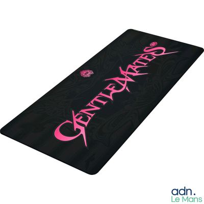 un gros plan sur un tapis de souris gaming noir et rose