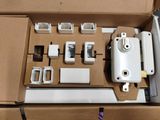 une boîte contenant tout un tas d'appareils électroniques