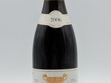 une bouteille de vin posée sur une table