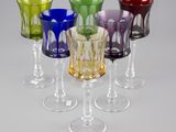 plusieurs verres à vin de différentes couleurs empilés les uns sur les autres
