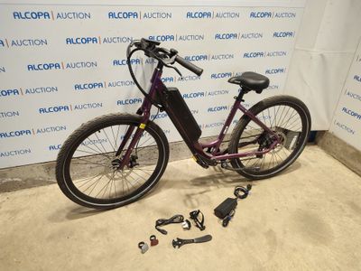 un vélo posé par terre près d'un mur