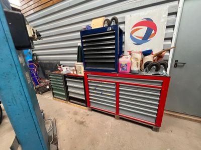 une photo d'un garage où l'on voit de nombreux outils