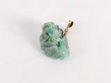 pendentif en jade vert orné d'un diamant au centre