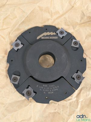 un gros plan d'un disque d'embrayage posé sur une feuille de papier