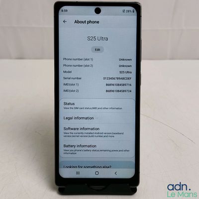 un téléphone portable posé sur une table