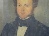 portrait d'un homme en manteau bleu et nœud papillon