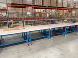une longue table au milieu d'un grand entrepôt