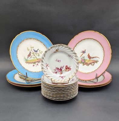 many plates that are stacked on top of each other