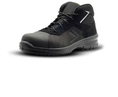 des chaussures de sécurité noires sur fond blanc