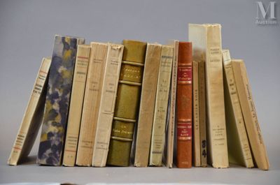 une pile de vieux livres posée sur une étagère à côté d'un ordinateur portable