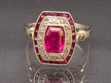 une image représentant une bague ornée d'un rubis au centre