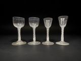 quatre verres sont alignés sur une surface noire