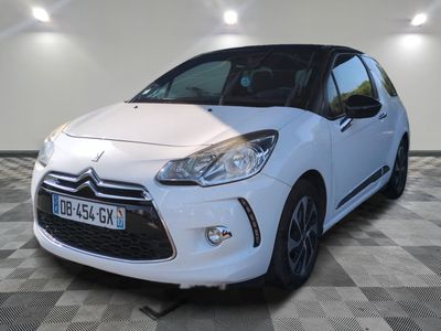 la citrole blanche est garee sur un carrelage en damier