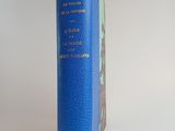 le livre bleu est posé sur une surface blanche, avec un fond blanc